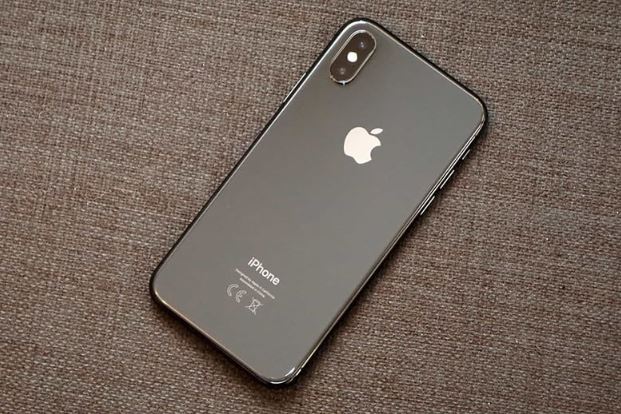iPhone X màu đen: Muốn sở hữu một chiếc iPhone X màu đen thời thượng? Bạn không thể bỏ qua bức ảnh này. Vẻ ngoài tinh tế cùng với bộ vi xử lý mạnh mẽ và máy ảnh chất lượng cao của iPhone X sẽ làm bạn hài lòng.