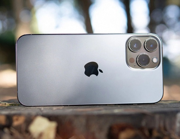 Hướng dẫn cách vệ sinh camera iPhone 13 Pro Max