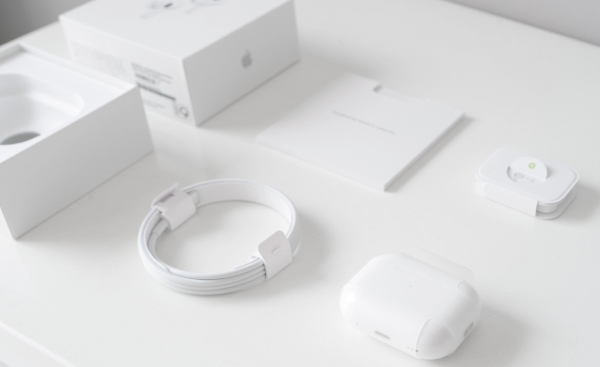 Mỗi dòng tai nghe AirPods chính hãng Apple sẽ có những phụ kiện đi kèm tương ứng