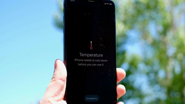 Thông báo iPhone bị quá nóng, dẫn đến tạm dừng hoạt động.