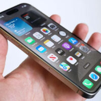 Tỷ lệ khung hình mới giúp iPhone 16 Pro Max cao và hẹp hơn so với phiên bản tiền nhiệm 