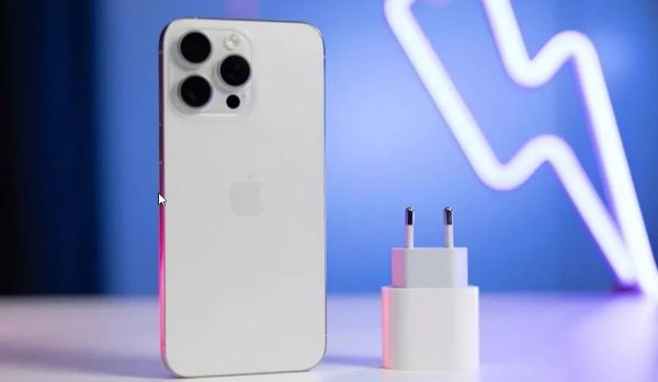 iPhone 15 Pro Max hỗ trợ sạc nhanh với công suất tối đa lên đến 27W,