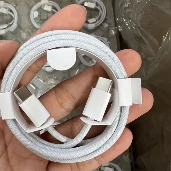 Sử dụng dây sạc iPhone 15 Pro Max chính hãng hoặc cáp đạt chuẩn MFi