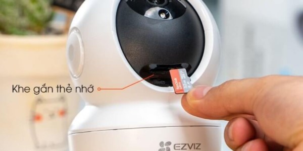 Lắp thẻ microSD vào khe cắm theo đúng chiều