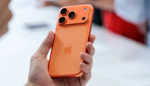iPhone 17 Pro Max màu Cam Vũ Trụ với kích thước lớn hơn